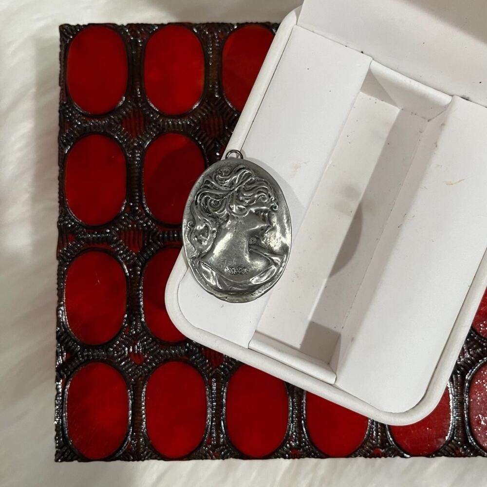 NEW Simmons VINTAGE Cameo Pewter Necklace Pendant Charm Oval Signed 1.5” NWOT